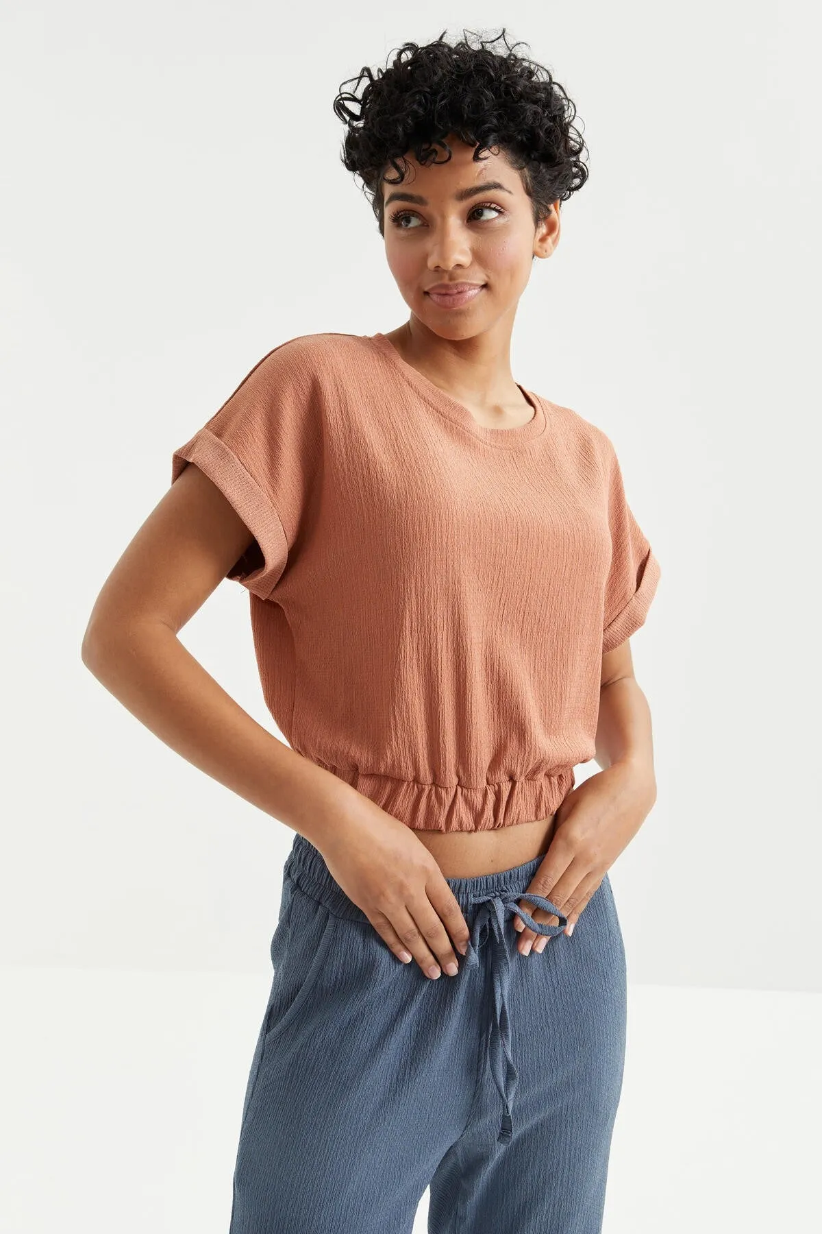 basic o yaka beli lastikli bürümcük kumaş kadin crop top t-shirt - 97227
