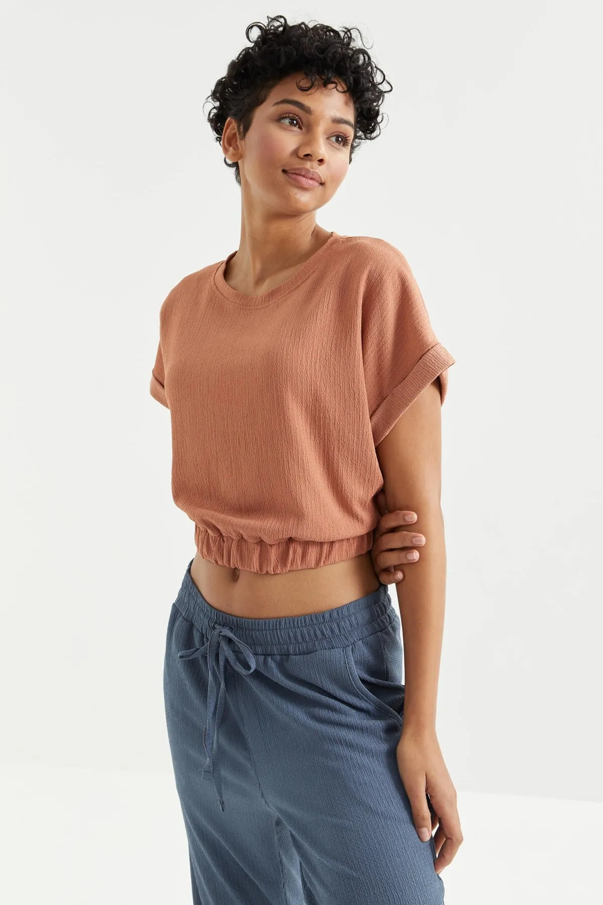 basic o yaka beli lastikli bürümcük kumaş kadin crop top t-shirt - 97227